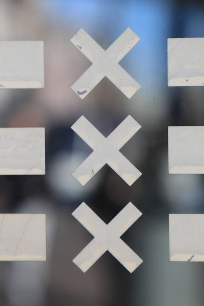 Vista de rua do símbolo Triplo X de Amesterdão. XXX Cruz de Santo André - Foto, Imagem