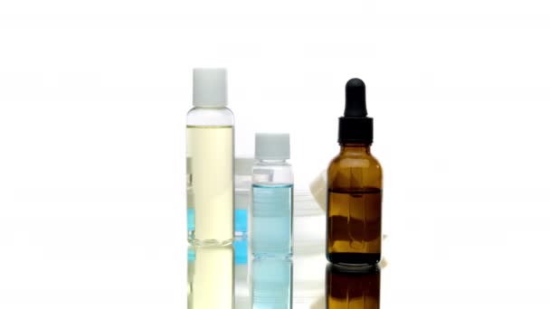 Conjunto de garrafas e frascos com cosméticos, géis, produtos de higiene pessoal rotativos - Filmagem, Vídeo
