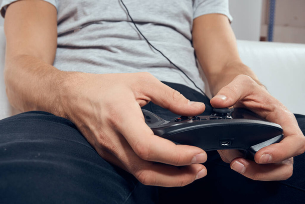 Gamepad férfi kéz közelkép videojáték függőség iroda technológia - Fotó, kép