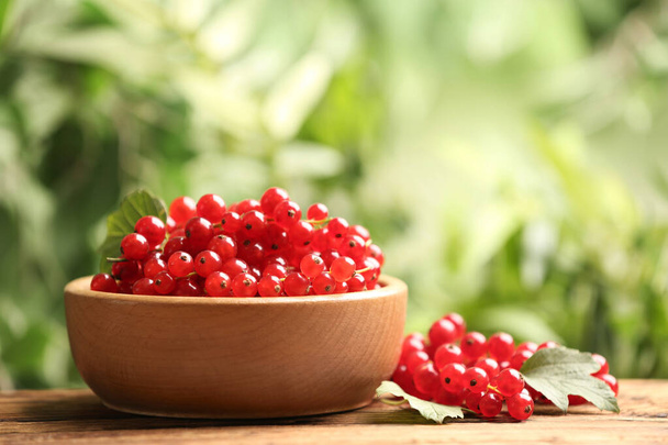 Ripe red currants on wooden table against blurred background. Space for text - Fotografie, Obrázek