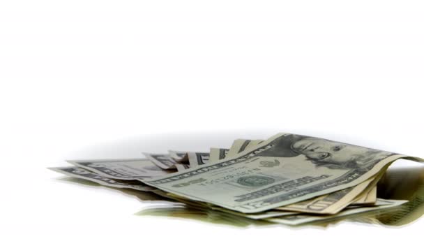 Az egydolláros bankjegyek forognak az asztalon. kéz vesz 20 dollár számlát a verem - Felvétel, videó