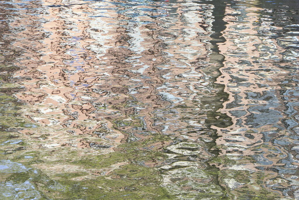 detail en close-up van bewegend helder water - Foto, afbeelding
