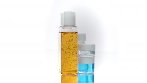 garrafas e frascos com cosméticos, bolhas de ar gel marrom produtos de higiene pessoal - Filmagem, Vídeo