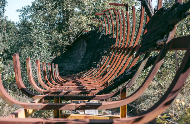 Vieille piste de bobsleigh en bois abandonnée en été à la lumière du jour - Photo, image