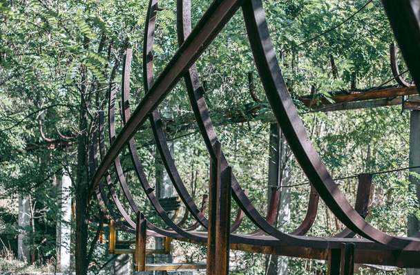 Stará opuštěná dřevěná bobová dráha v létě za denního světla - Fotografie, Obrázek