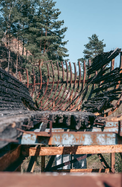 Oude verlaten houten bobsleebaan in de zomer bij daglicht - Foto, afbeelding