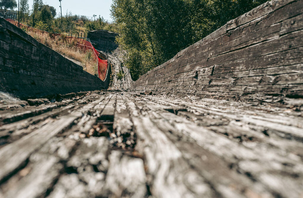 Antigua pista de bobsleigh de madera abandonada en verano a la luz del día - Foto, Imagen