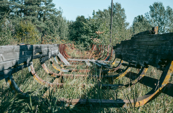 Stary opuszczony drewniany tor bobslejowy latem w świetle dnia - Zdjęcie, obraz