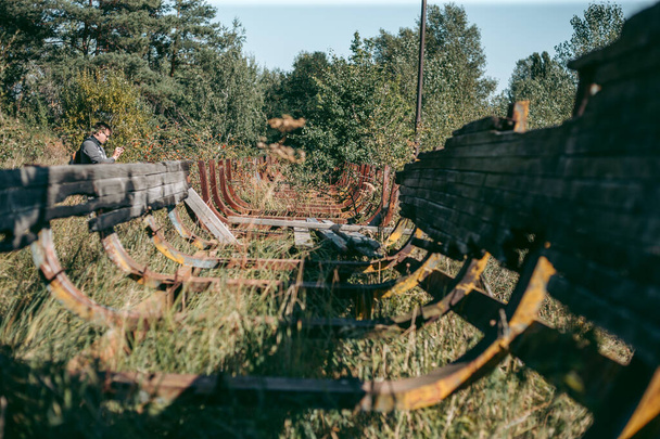 Стара покинута дерев'яна доріжка бобслею влітку за денним світлом
 - Фото, зображення