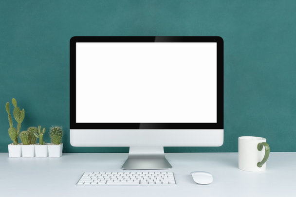Υπολογιστής με κενό χώρο λευκό αντίγραφο για το κείμενο, Mockup desktop σχεδιασμό υπολογιστή στο γραφείο σε λευκό τραπέζι με πληκτρολόγιο και καφέ cub, Εργασία έννοια χώρο, κάκτος στην κατσαρόλα. - Φωτογραφία, εικόνα