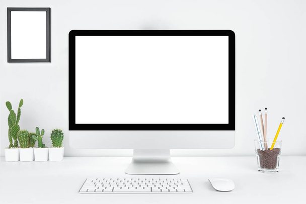 テキストのための空白の白いコピースペースを持つコンピュータ,キーボードとコーヒーの赤ちゃんとオフィスでのモックアップデザインデスクトップコンピュータ,職場のコンセプト,ポットのサボテン. - 写真・画像