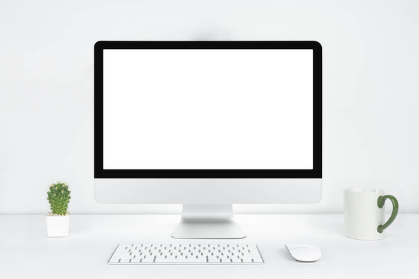 テキストのための空白の白いコピースペースを持つコンピュータ,キーボードとコーヒーの赤ちゃんとオフィスでのモックアップデザインデスクトップコンピュータ,職場のコンセプト,ポットのサボテン. - 写真・画像