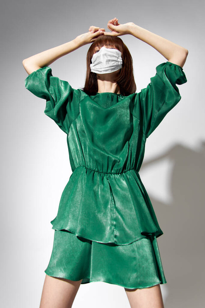  Divat női koronavírus, modell pózol kesztyűvel és védő orvosi maszk - Fotó, kép