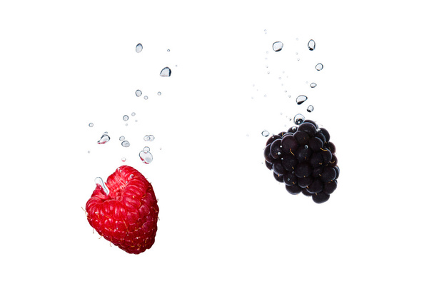 Raspberry and blackberry in water with air bubbles - Foto, immagini