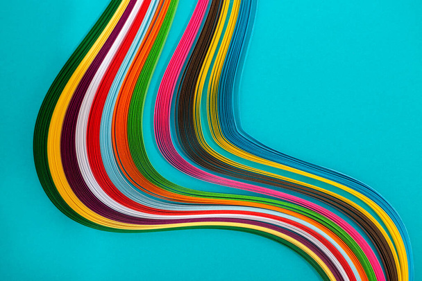 Αφηρημένη σύνθεση με μια φιγούρα από χρωματιστό χαρτί σε χρωματιστό φόντο - Φωτογραφία, εικόνα