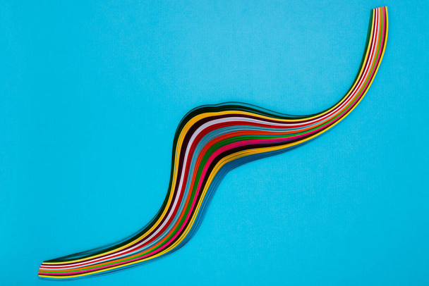 Composition abstraite avec une figure de papier coloré sur un fond coloré - Photo, image