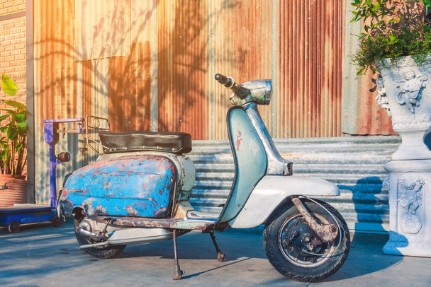 Η κλασική ρετρό μοτοσικλέτα και δημοφιλής σε vintage ποπ κουλτούρα σταθμευμένο για να διακοσμήσετε στον κήπο. Είναι θρύλος της μοτοσικλέτας. - Φωτογραφία, εικόνα