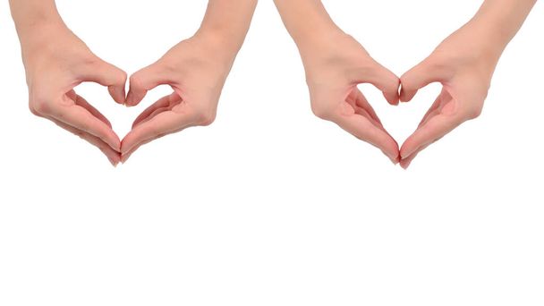 Nahaufnahme des Herzens von Frauenhänden mit heller Haut auf weißem Hintergrund - Foto, Bild