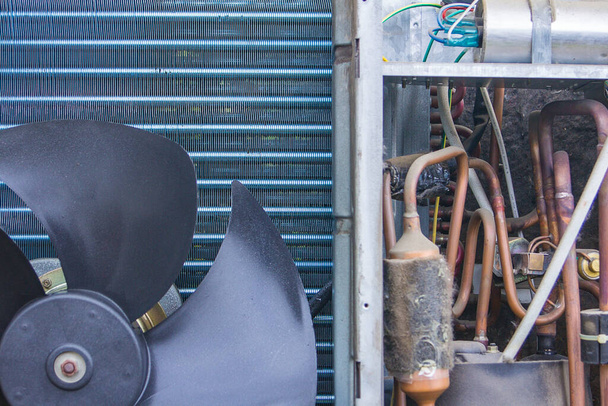 otevřený klimatizátor vzduchu připravený k čištění a údržbě zblízka, popředí a pozadí rozmazané s bokeh efektem - Fotografie, Obrázek