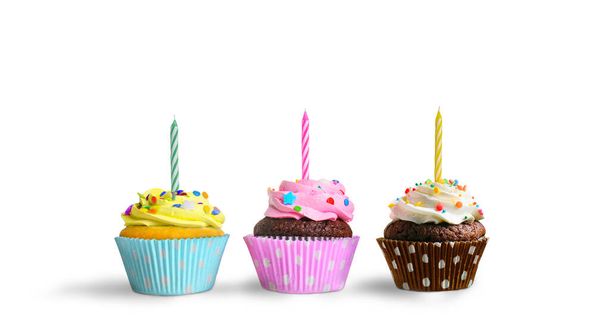 День народження кекси зі свічками на білому тлі
 - Фото, зображення
