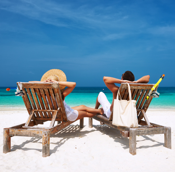 Couple en blanc se détendre sur une plage aux Maldives
 - Photo, image
