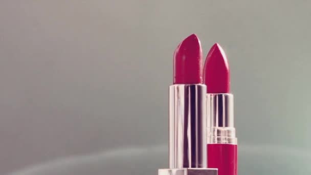Dwie różowe szminki i błyszczące lekkie flary, luksusowy makijaż i kosmetyki wakacyjne dla marki urody - Materiał filmowy, wideo