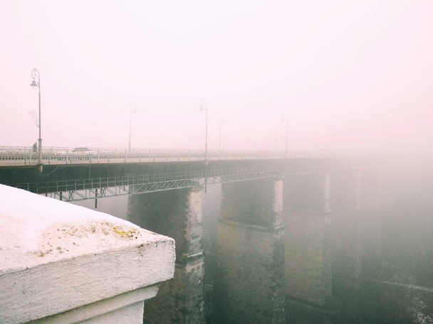 Pont sur le canyon par une journée d'hiver brumeuse et terne, Kamenets-Podolsky, Ukraine  - Photo, image