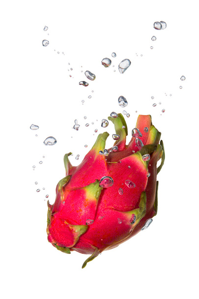Dragón fruta en agua con burbujas de aire
 - Foto, imagen