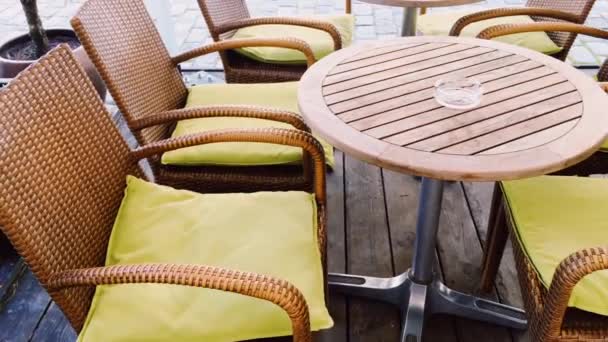 Κενά τραπέζια και καρέκλες σε καφετέριες σε εξωτερικούς χώρους, πανδημία και φιλοξενία βιομηχανία - Πλάνα, βίντεο