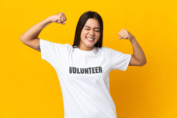 Freiwilliges Teenager-Mädchen macht starke Geste - Foto, Bild