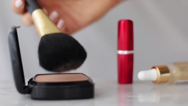 Make-up producten op marmeren tafel, poeder, lippenstift en penseel als achtergrond voor cosmetisch en beauty merk - Video