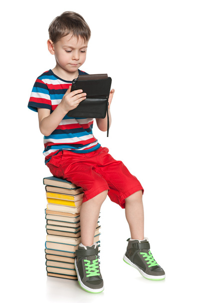 inteligente joven chico con un gadget
 - Foto, Imagen