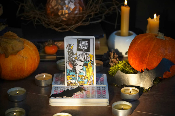 Rozptýlil mystický rituál tarotovými kartami a svíčkami. Halloween koncept, černá magie nebo věštecký rituál s okultními a esoterickými symboly. . Kvalitní fotografie - Fotografie, Obrázek