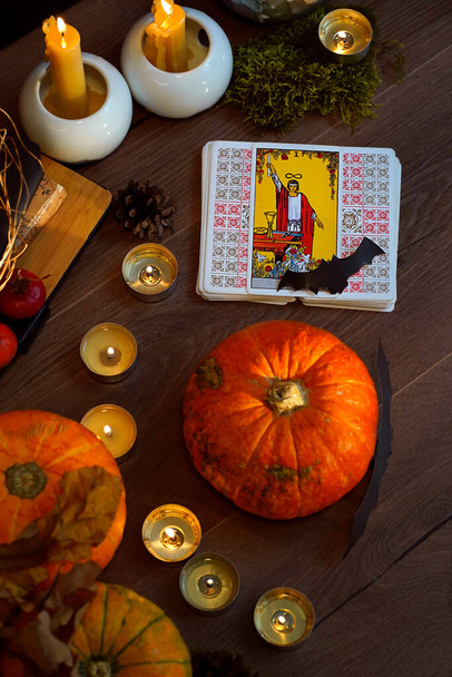 Keskittynyt mystinen rituaali tarot-korteilla ja kynttilöillä. Halloween käsite, musta magia tai ennustaminen riitti okkultistinen ja esoteerinen symboleja. Olen pahoillani. Laadukas kuva - Valokuva, kuva
