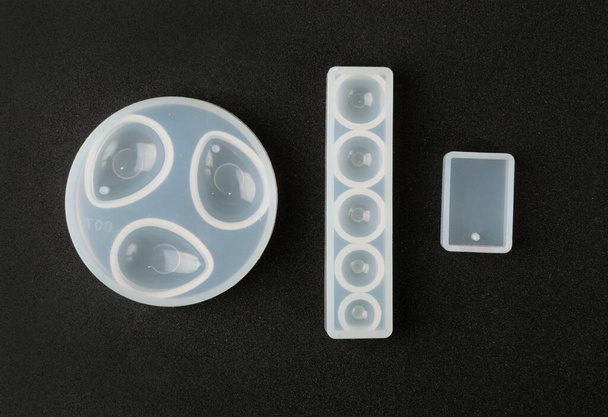 Einfache Silikonformen für handgefertigten Schmuck aus Epoxidharz. Kugeln, Linsen und Tropfenformen, Formen für Formgebung - Foto, Bild