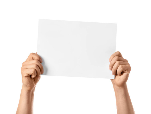 Männliche Hände mit leerem Papier auf weißem Hintergrund - Foto, Bild