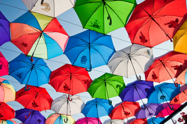 kleurrijke paraplu 's in de lucht - Foto, afbeelding