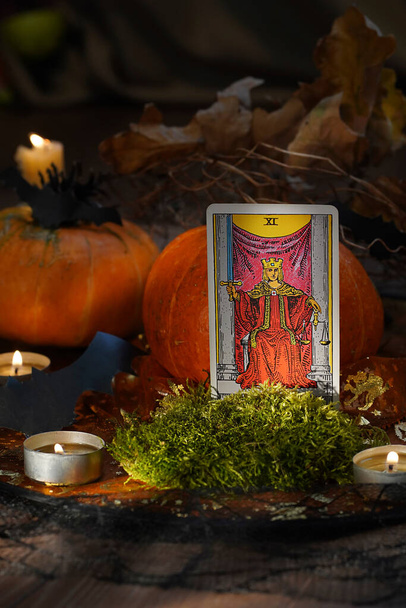 Tarotkarten und Kerzen. Halloween-Konzept, schwarze Magie oder Wahrsagerritual mit okkulten und esoterischen Symbolen. . Hochwertiges Foto - Foto, Bild