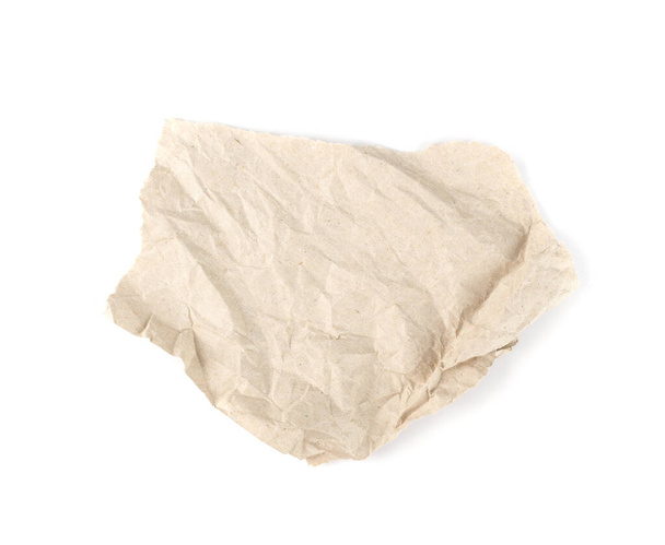 Egy darab barna csomagolópapír elszigetelve. Szakadt gyűrött Wastepaper fehér háttér Top View. Bézs csomagolópapír fénymásoló felülettel - Fotó, kép