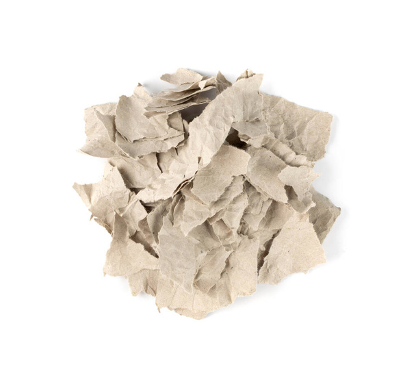 Zerrissenes Papier isoliert auf weißem Hintergrund. Brown Ripped Wrapping Paper Draufsicht. Beige Wickelteile Muster - Foto, Bild