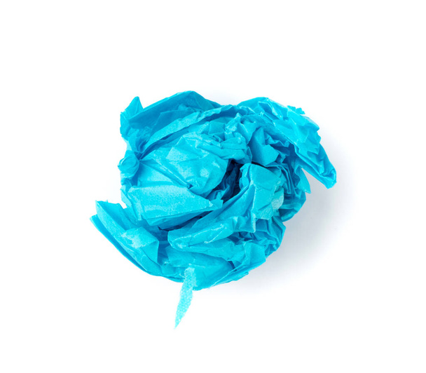 Pelota de papel de tejido arrugado aislada sobre fondo blanco. Blue Wadded Up Rolling Cigarette Paper. Pelota de página de papel de rastreo triturado - Foto, Imagen