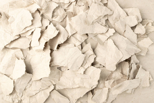 Torn Wastepaper Texturierter Hintergrund. Brown Ripped Wrapping Paper Draufsicht. Beige Wickelteile Muster - Foto, Bild