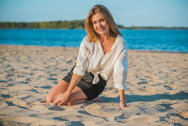 Relax time, elegant woman rest at beach. Nice femininity blonde hair lady, tranquility and freedom concept - Foto, imagen