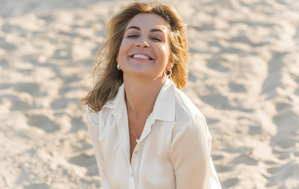 Розслабтеся, елегантна жінка відпочиває на пляжі. Гарна жіночність блондинка волосся леді, спокій і концепція свободи
 - Фото, зображення
