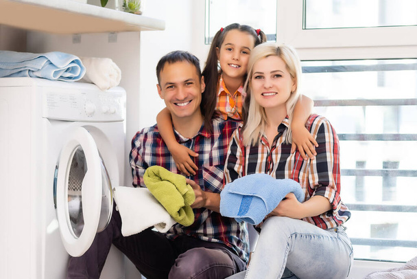 A família feliz está a lavar a roupa - Foto, Imagem