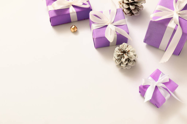 Schöne Weihnachtsgeschenke auf weißem Hintergrund - Foto, Bild