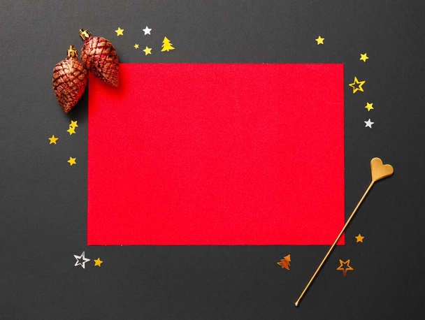 Gyönyörű karácsonyi dekorációk üres kártya sötét háttér - Fotó, kép