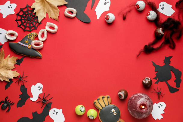 Halloween compositie met lekkere traktaties op kleur achtergrond - Foto, afbeelding