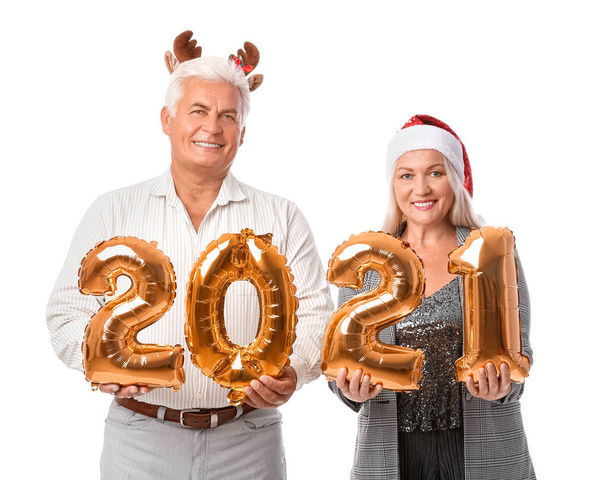 Літня пара з цифрами 2021 року на білому тлі. Святкування Нового року - Фото, зображення