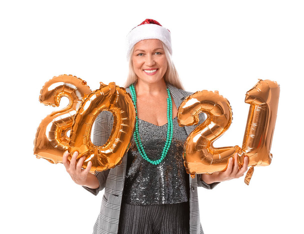 Ηλικιωμένη γυναίκα με σχήμα 2021 σε λευκό φόντο. Πρωτοχρονιά εορτασμού - Φωτογραφία, εικόνα